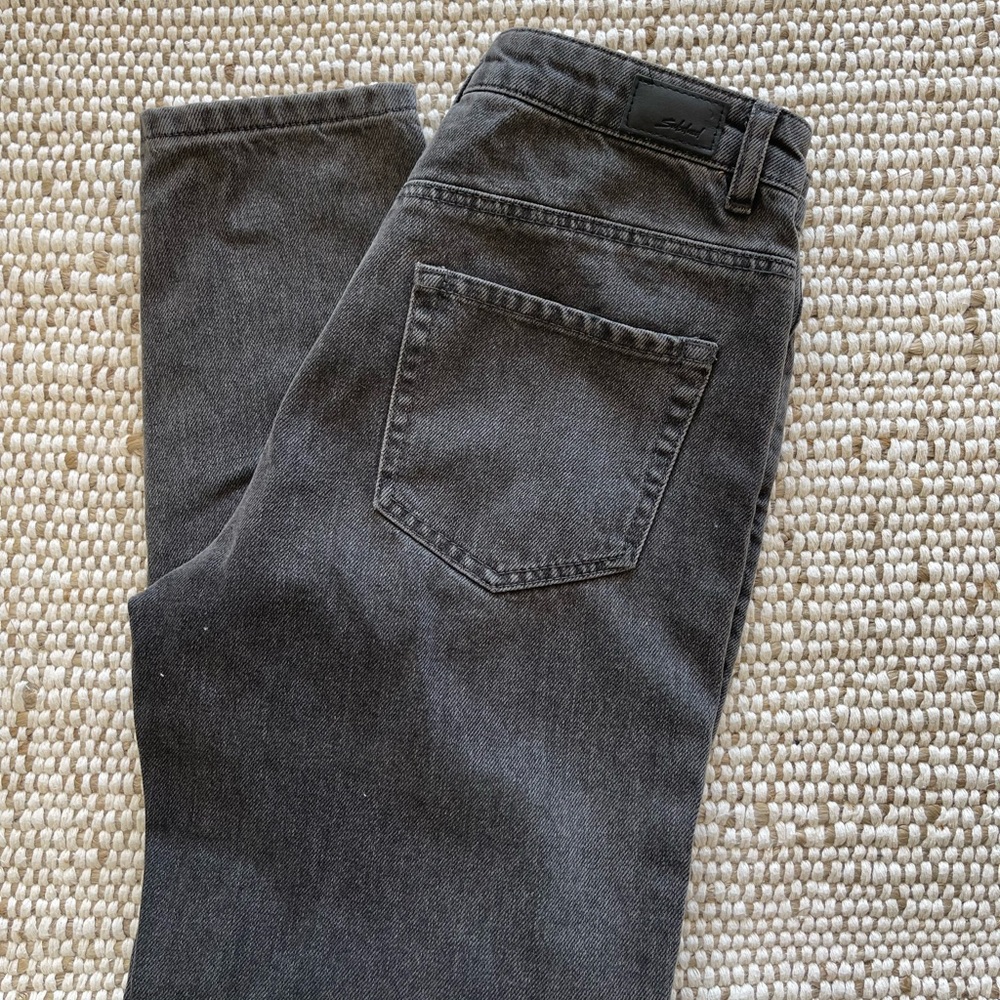 Subdued black boyfriend jeans